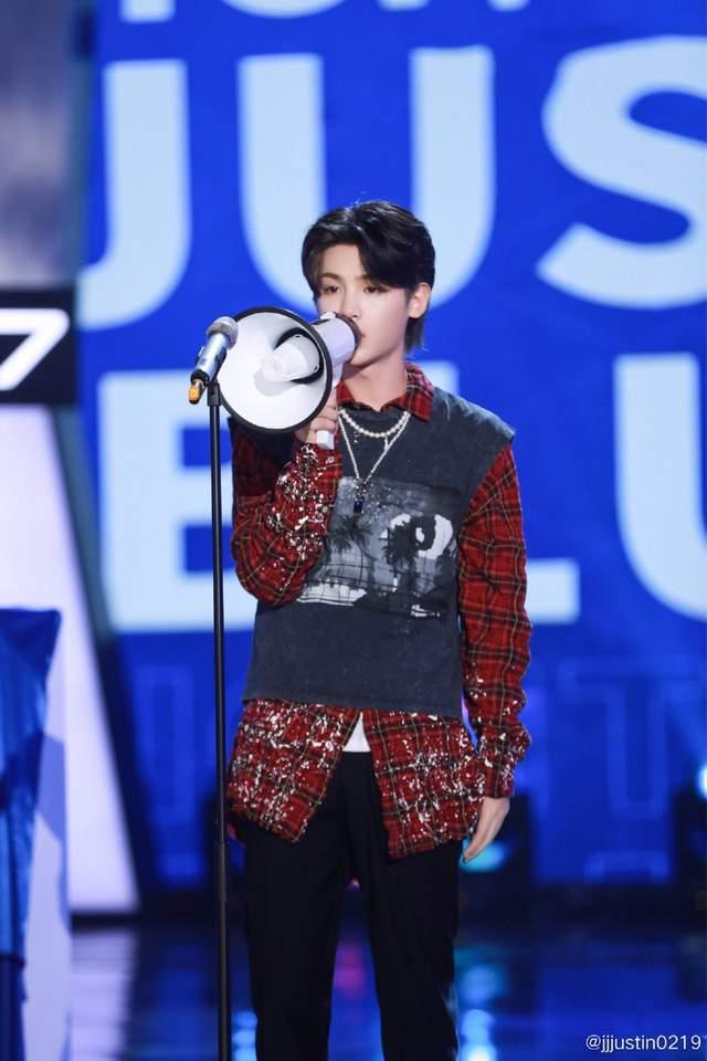 黄明昊搞笑照片